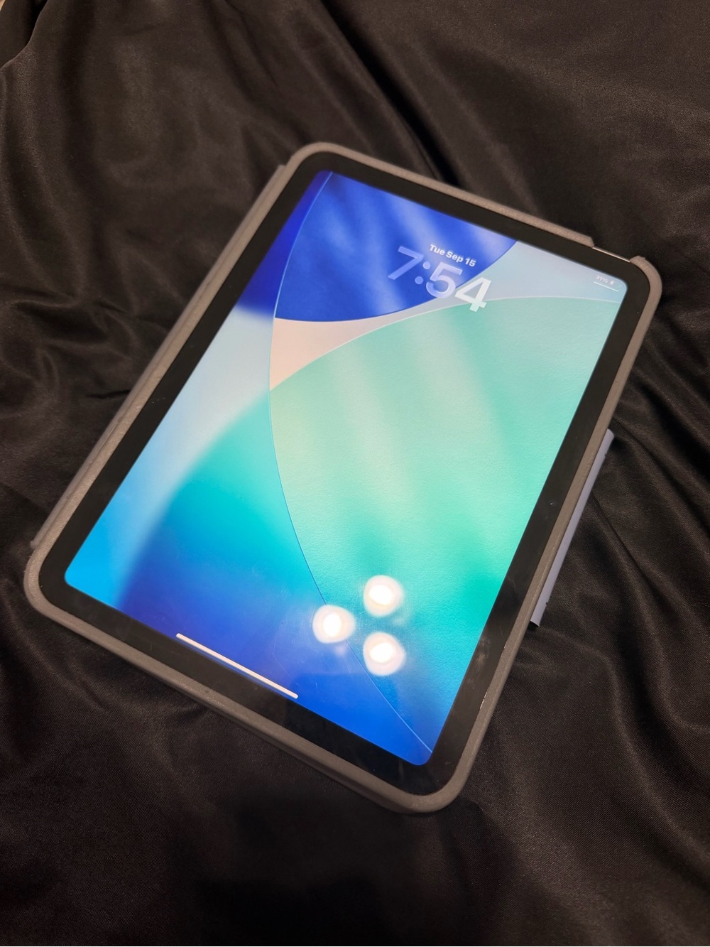 Apple iPad A16 + Protective Case